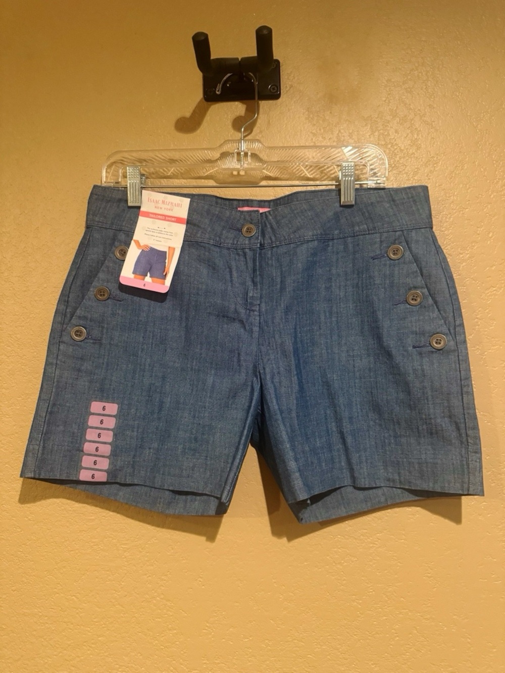 NWT Isaac Mizrahi Women’s Chambray Button-Accent Tailored Shorts Blue Size 6